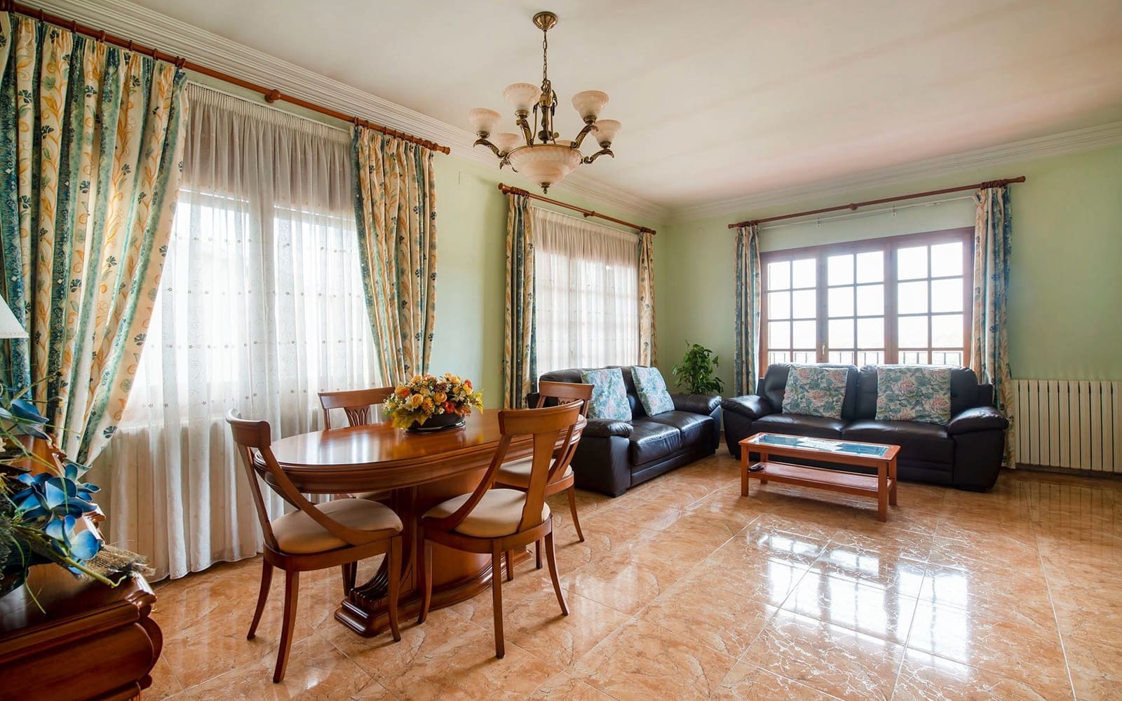 5 soveværelse Villa til salg i Sant Fost de Campsentelles med garage - € 570.000 (Ref: 8598374)