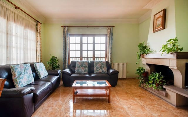 5 slaapkamer Villa te koop in Sant Fost de Campsentelles met garage - € 570.000 (Ref: 8598374)