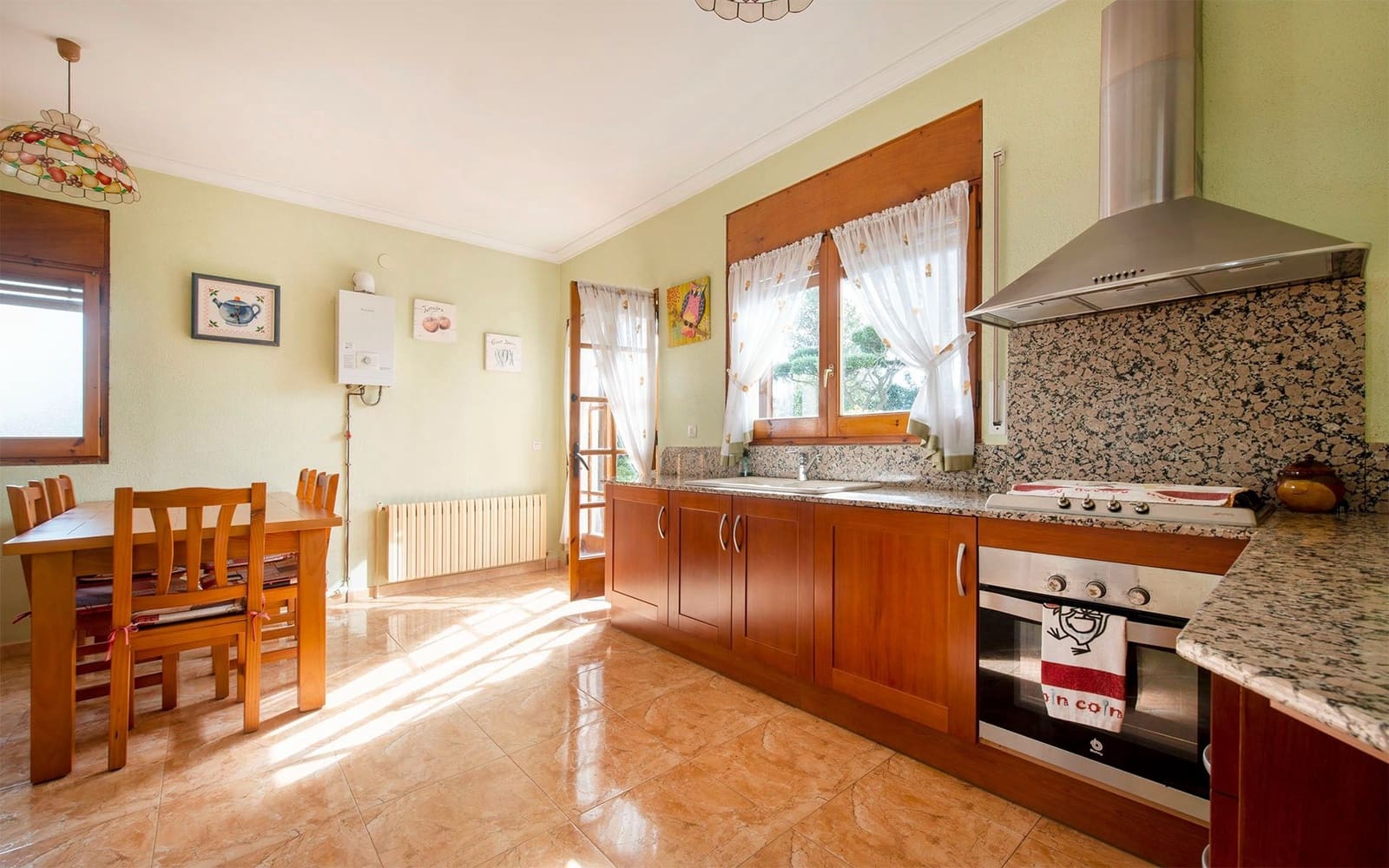 5 soveværelse Villa til salg i Sant Fost de Campsentelles med garage - € 570.000 (Ref: 8598374)