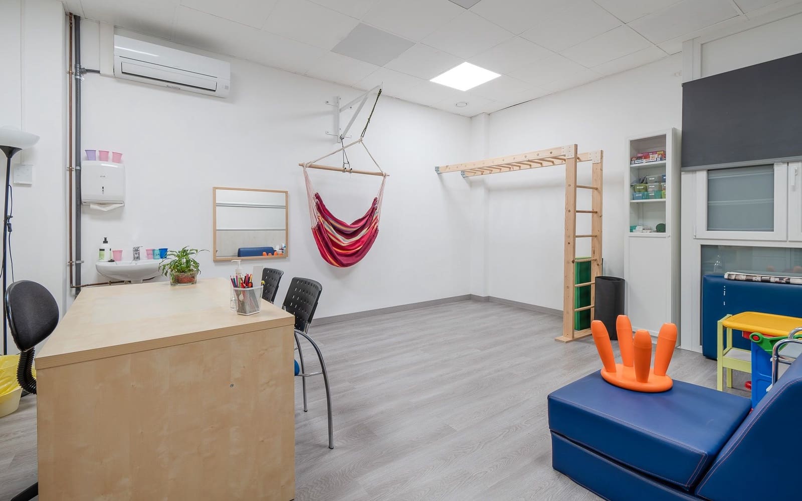 Commercial for sale in Girona city - € 230,000 (Ref: 8602695)