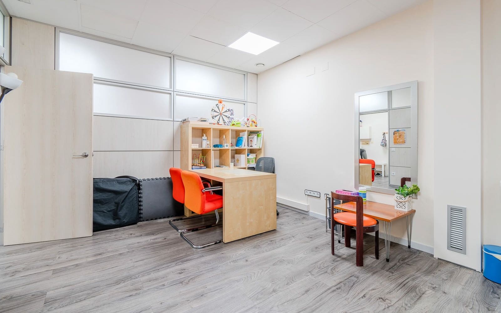 Commercial for sale in Girona city - € 230,000 (Ref: 8602695)