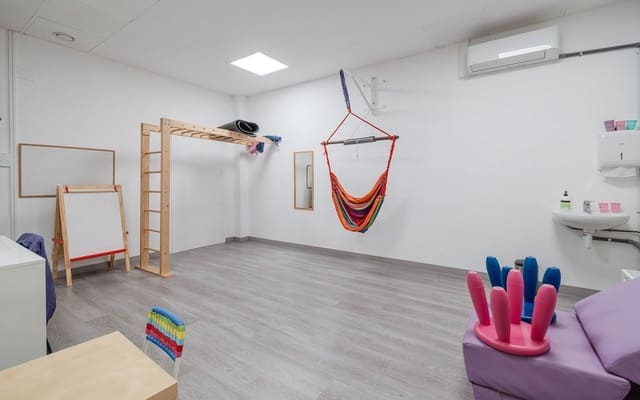 Erhverv til salg i Girona by - € 230.000 (Ref: 8602695)