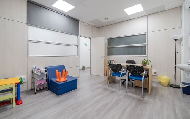 Erhverv til salg i Girona by - € 230.000 (Ref: 8602695)