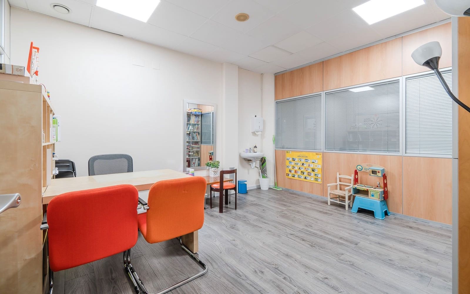 Commercial for sale in Girona city - € 230,000 (Ref: 8602695)