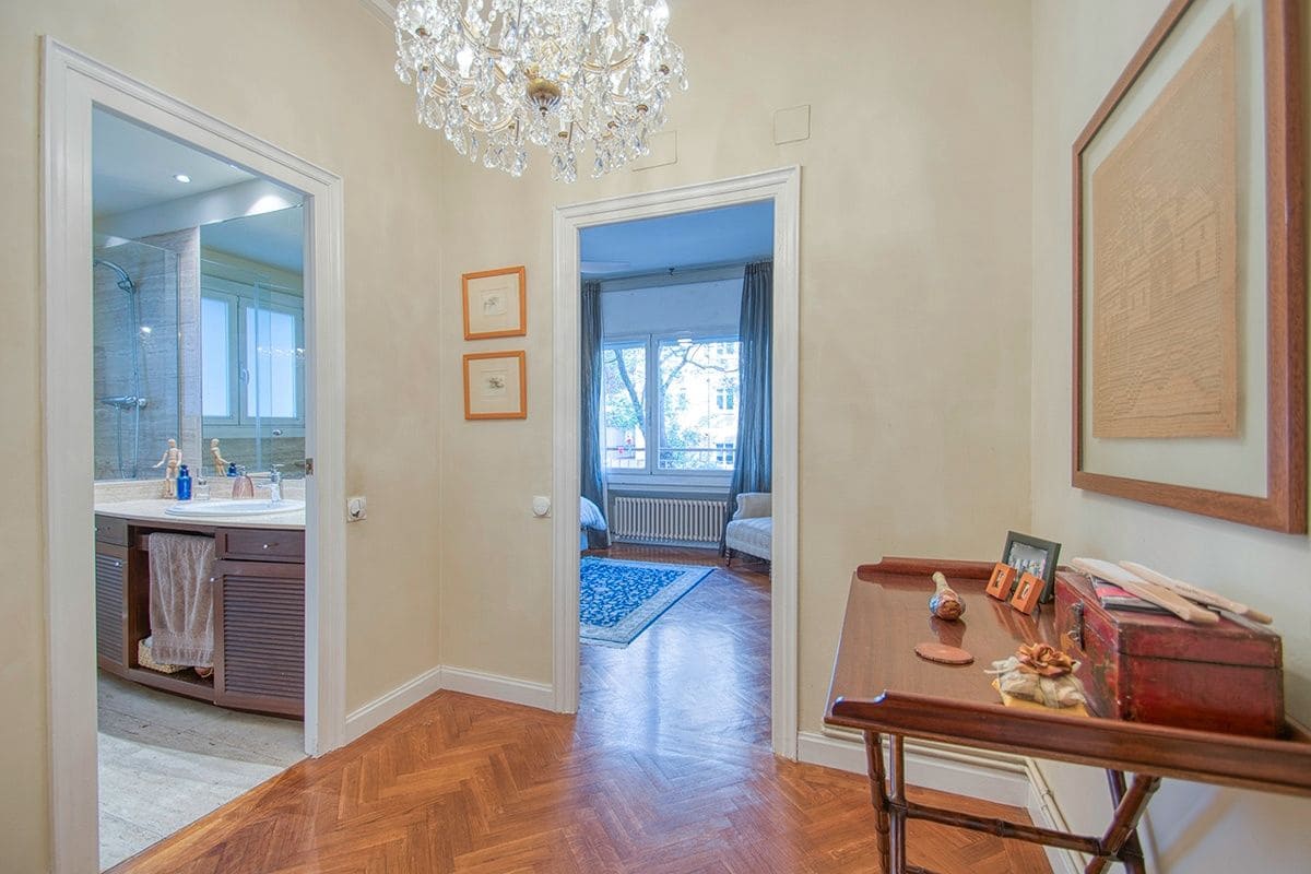 7 bedroom Flat for sale in Barcelona city with garage - € 2,300,000 (Ref: 8830324)