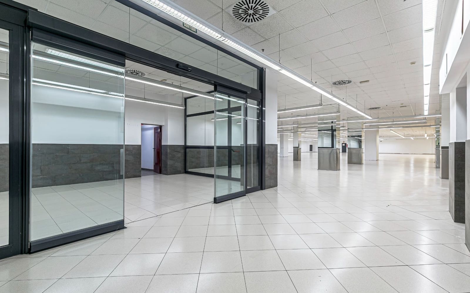 Erhverv til leje i Barcelona by - € 30.000 (Ref: 8881002)