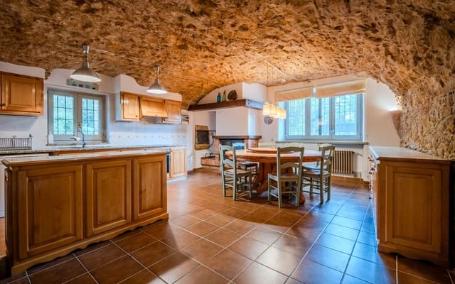 8 soveværelse Finca/Landehus til salg i Forallac med swimmingpool garage - € 2.607.000 (Ref: 8942143)