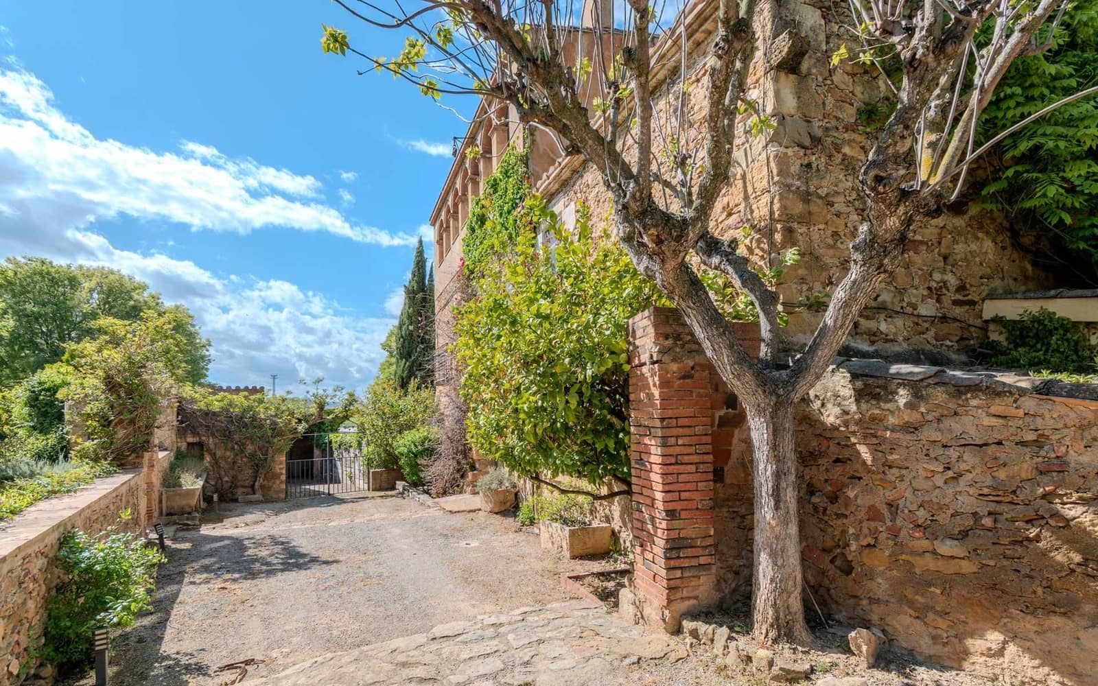 8 soveværelse Finca/Landehus til salg i Forallac med swimmingpool garage - € 2.607.000 (Ref: 8942143)