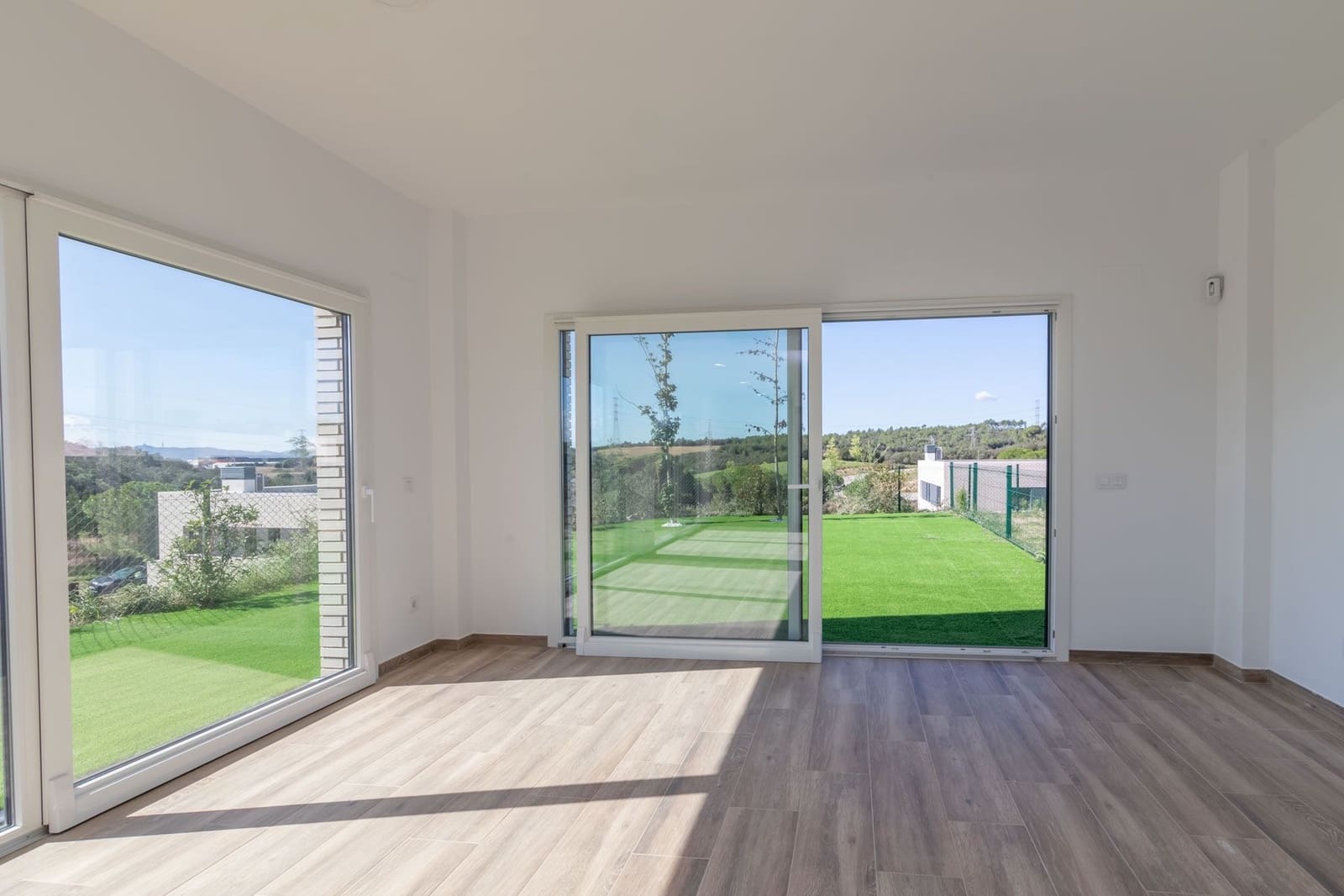 4 soverom Kjedet enebolig til salgs i Palau de Plegamans med garasje - € 470 000 (Ref: 9013125)