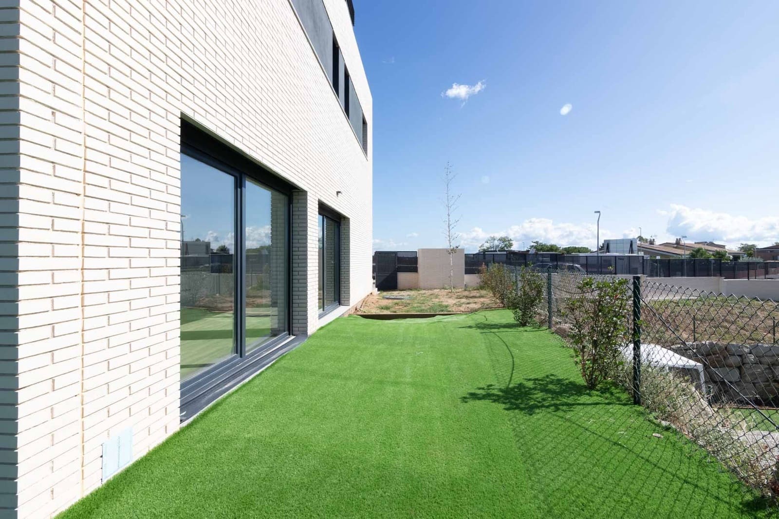 4 soverom Kjedet enebolig til salgs i Palau de Plegamans med garasje - € 470 000 (Ref: 9013128)