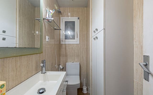 3 soverom Leilighet til salgs i El Baix Guinardó, Barcelona by - € 298 000 (Ref: 9033617)