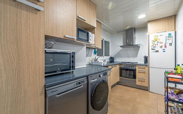 3 soverom Leilighet til salgs i El Baix Guinardó, Barcelona by - € 298 000 (Ref: 9033617)