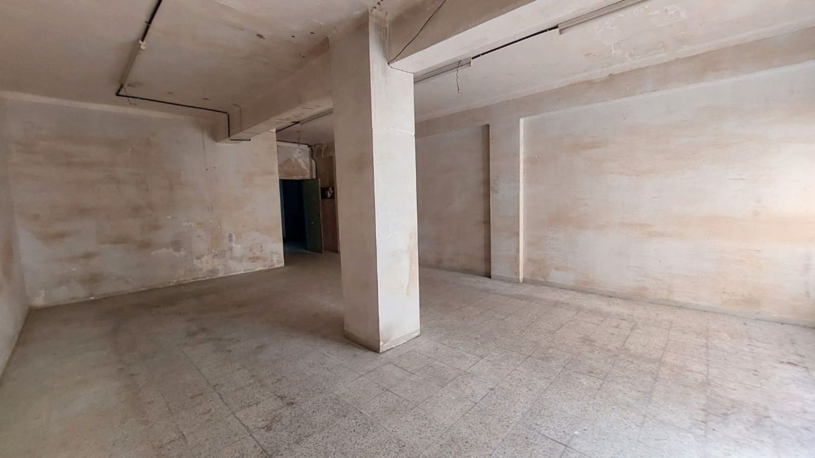 Erhverv til salg i Barcelona by - € 169.000 (Ref: 9051677)