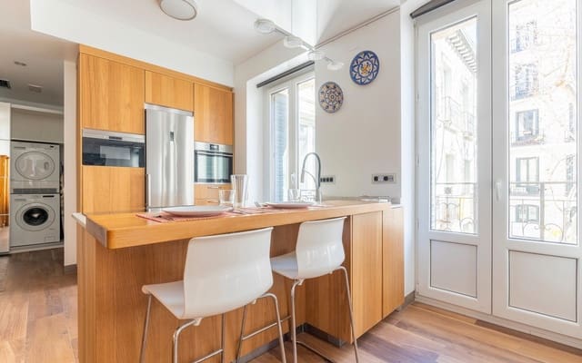 Appartement de 2 chambres à louer à Embajadores, Madrid ville - 2 400 € (Ref: 9051678)