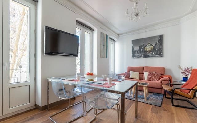 Appartement de 2 chambres à louer à Embajadores, Madrid ville - 2 400 € (Ref: 9051678)