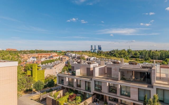 2 bedroom Flat for sale in Mirasierra, Madrid city with garage - € 634,000 (Ref: 9058642)