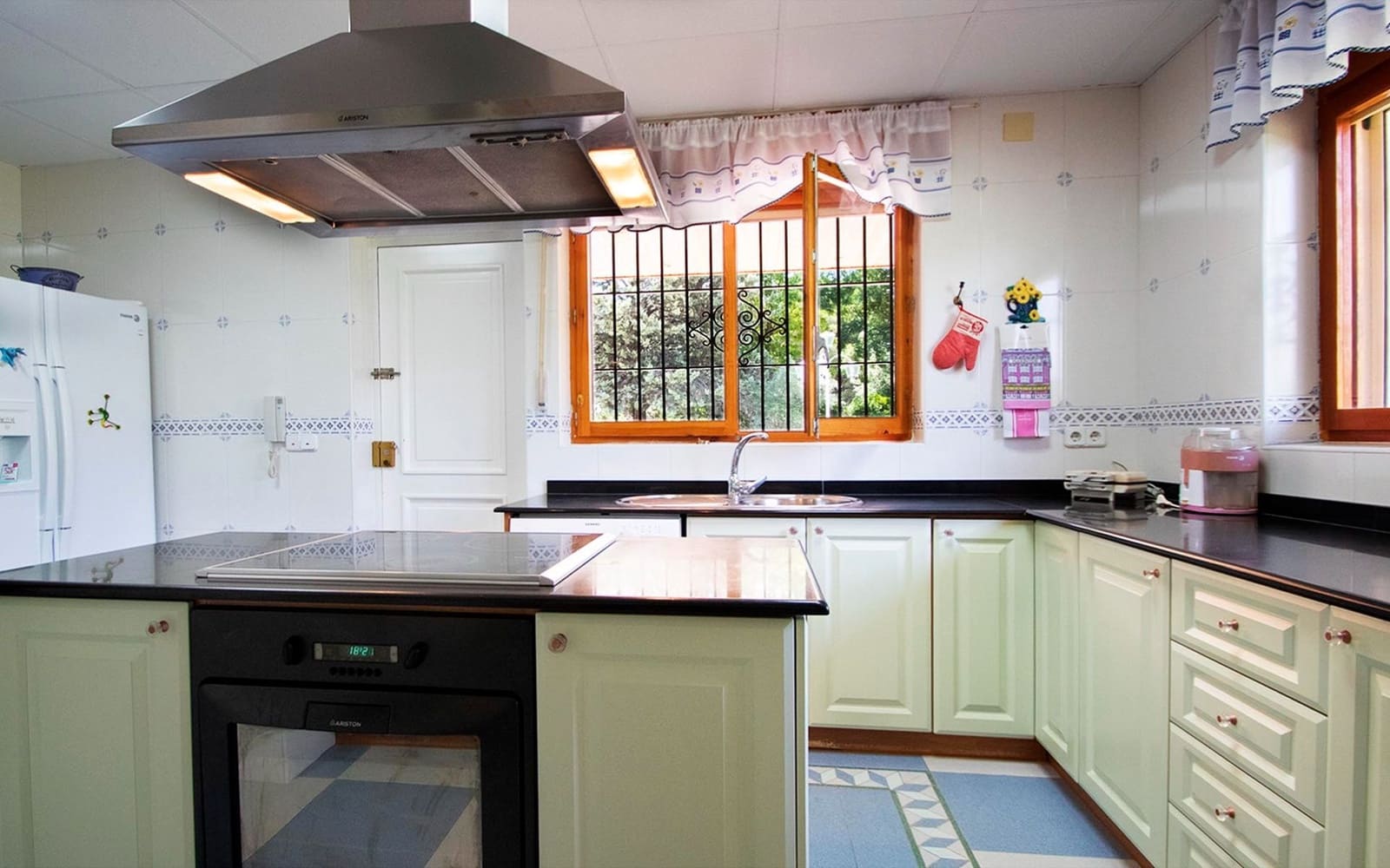 4 soveværelse Villa til salg i Albacete by med swimmingpool garage - € 425.000 (Ref: 9129284)