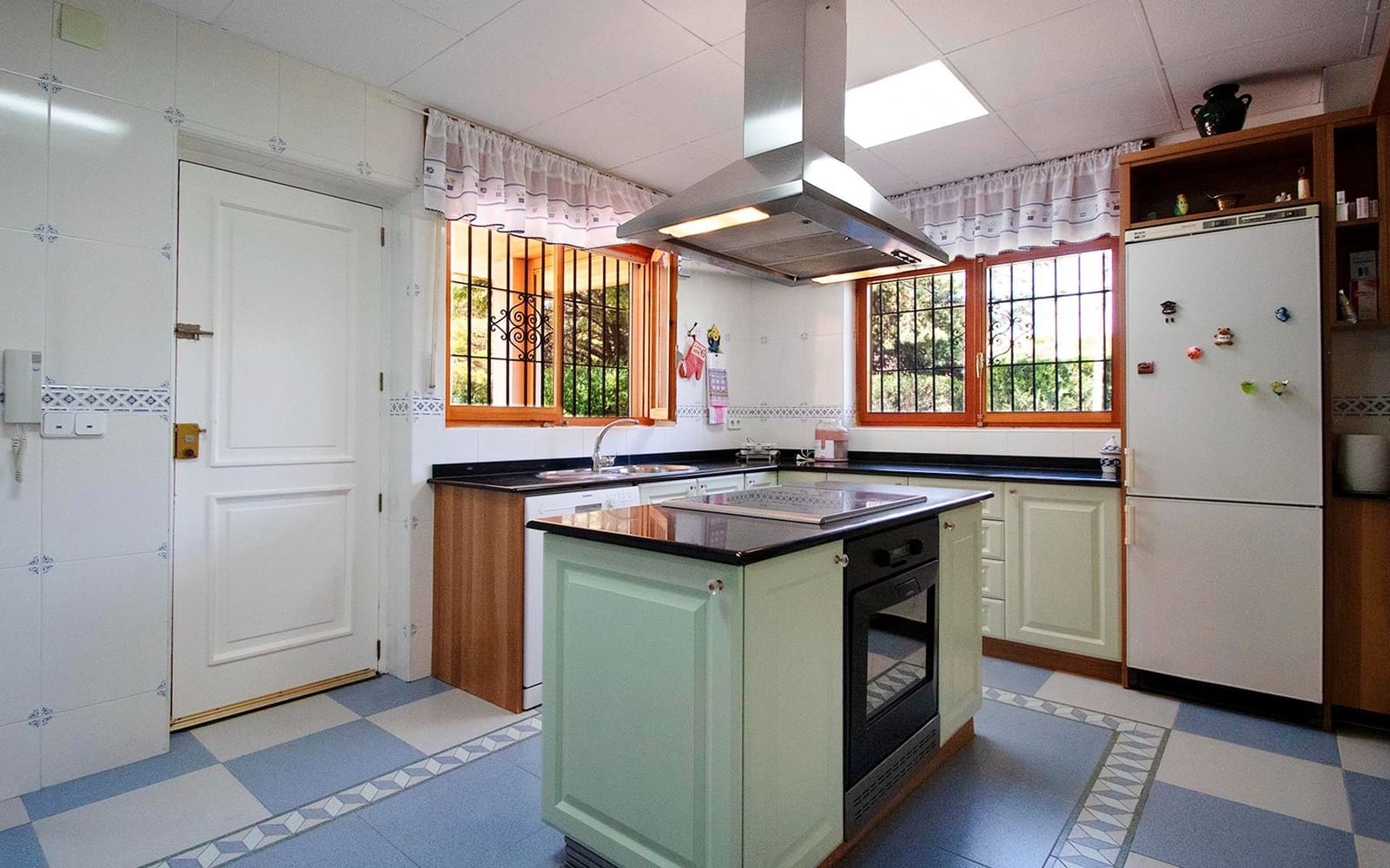 4 soveværelse Villa til salg i Albacete by med swimmingpool garage - € 425.000 (Ref: 9129284)