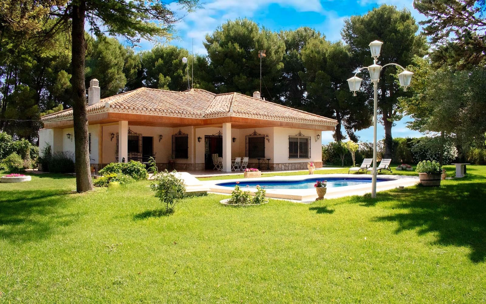 4 soveværelse Villa til salg i Albacete by med swimmingpool garage - € 425.000 (Ref: 9129284)