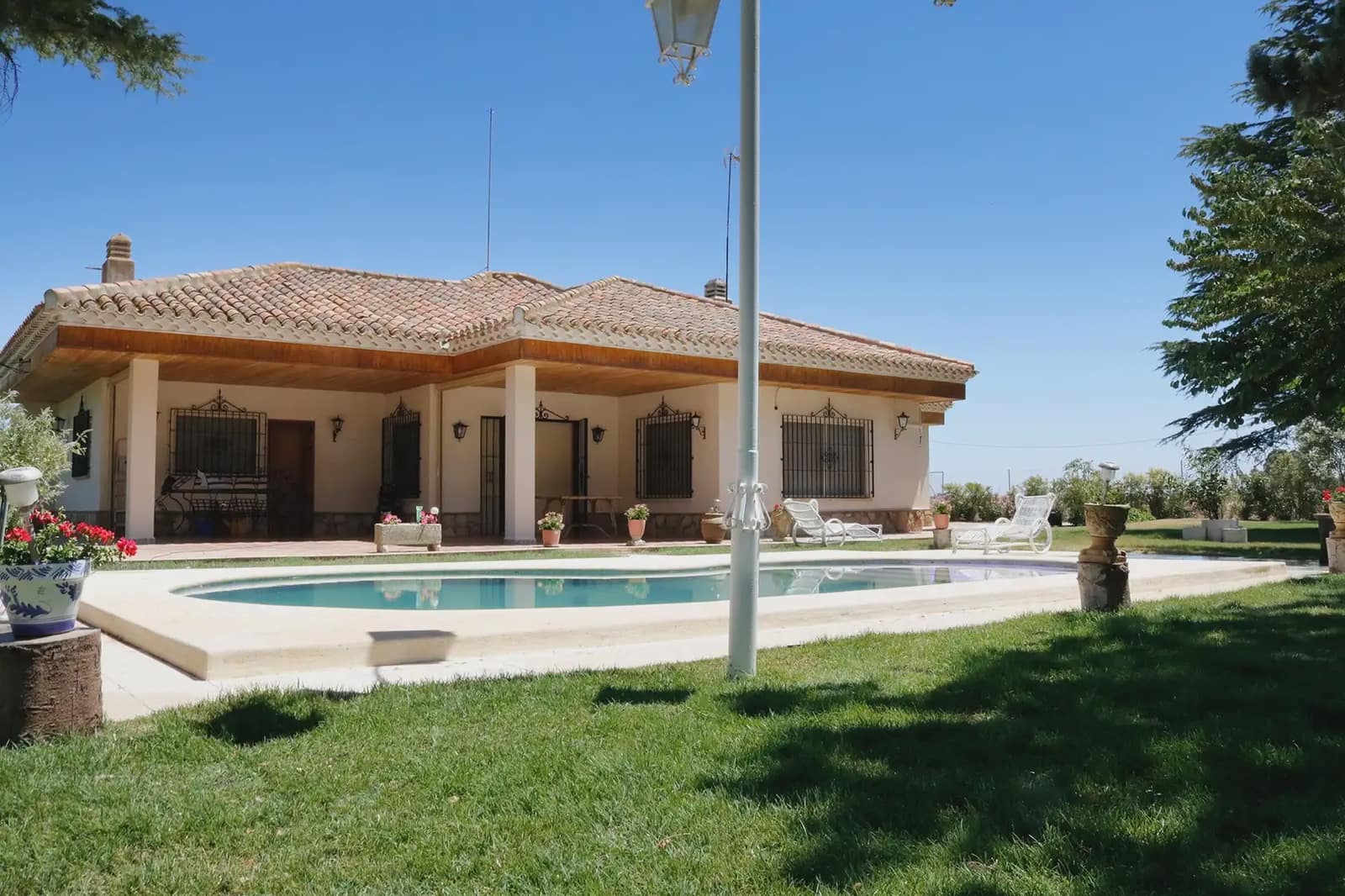4 bedroom Villa for sale in Albacete city with pool garage - € 415,000 (Ref: 9129284)
