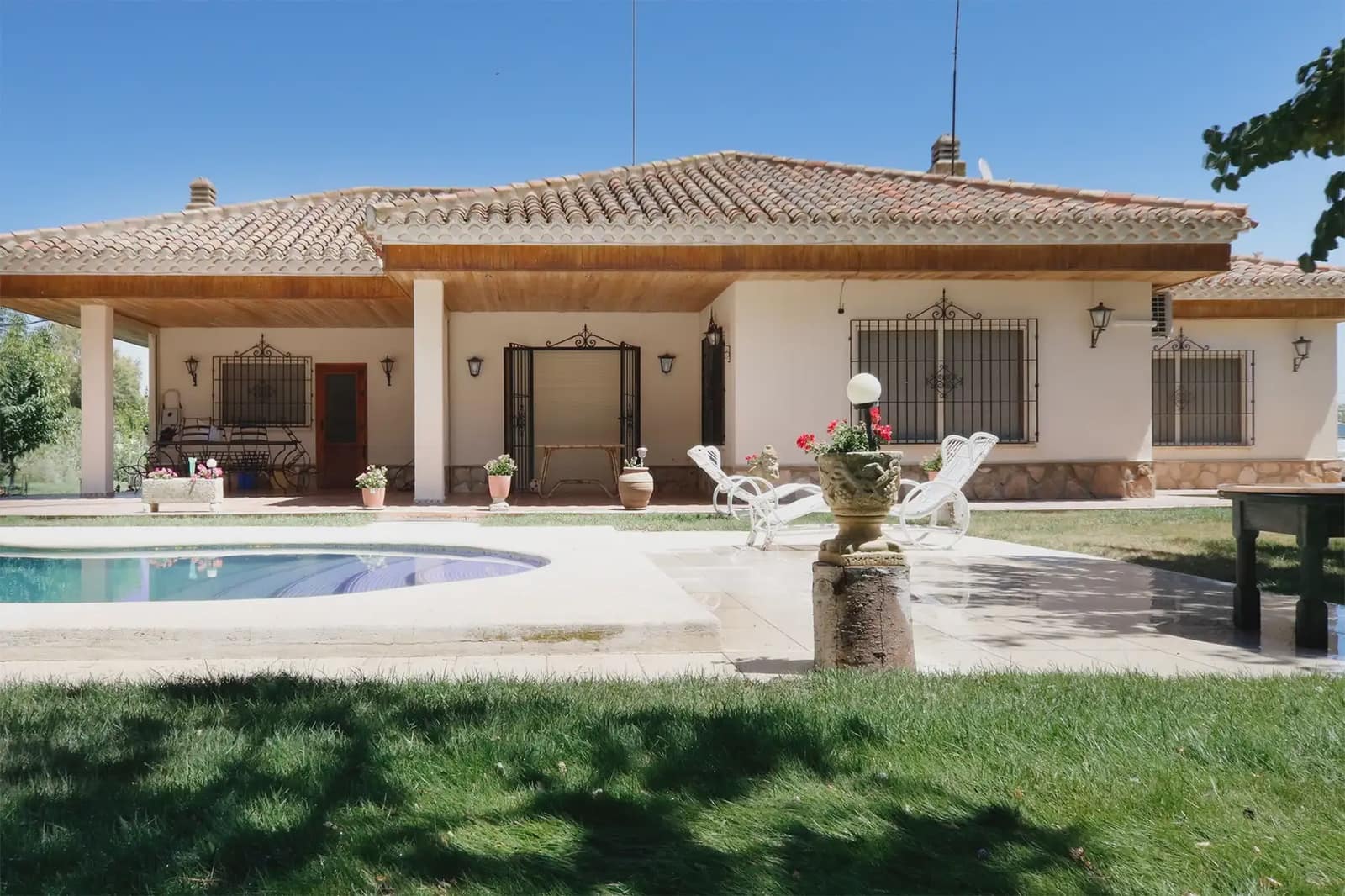 4 bedroom Villa for sale in Albacete city with pool garage - € 415,000 (Ref: 9129284)