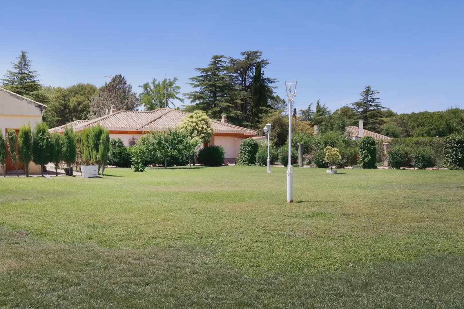 4 bedroom Villa for sale in Albacete city with pool garage - € 415,000 (Ref: 9129284)