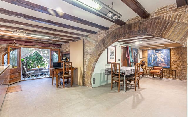 4 bedroom Apartment for sale in El Raval, Barcelona city - € 798,000 (Ref: 9138501)