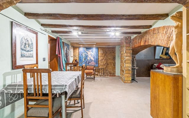 4 bedroom Apartment for sale in El Raval, Barcelona city - € 798,000 (Ref: 9138501)