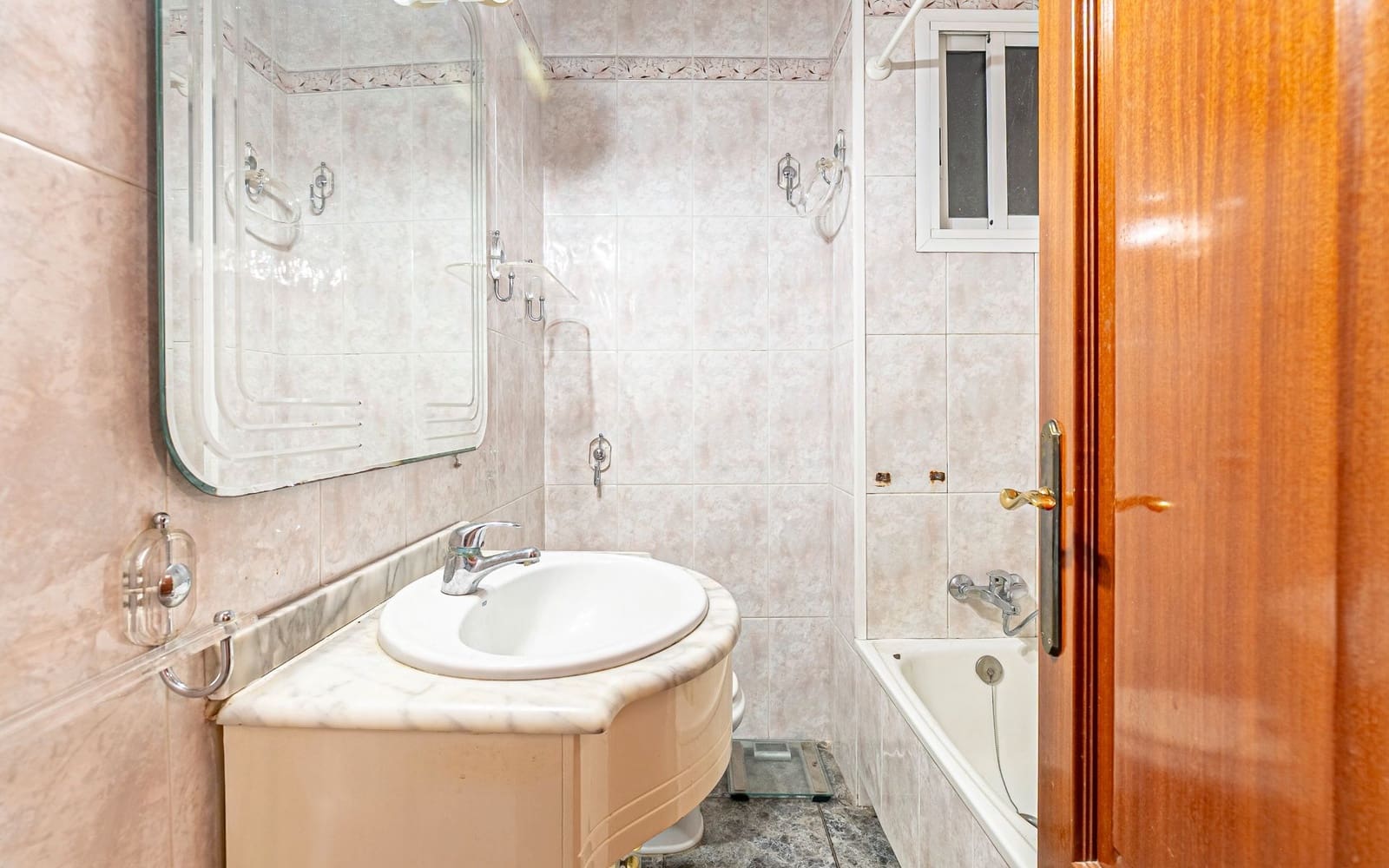 4 soverom Leilighet til salgs i Barcelona by med garasje - € 349 000 (Ref: 9164211)