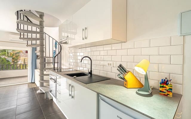 2 soverom Penthouse til salgs i Los Cristianos, Arona med svømmebasseng - € 450 000 (Ref: 9201538)