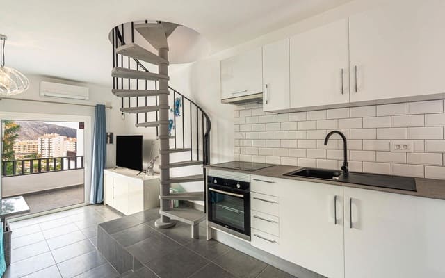 2 soverom Penthouse til salgs i Los Cristianos, Arona med svømmebasseng - € 450 000 (Ref: 9201538)