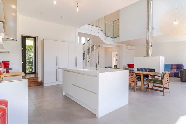 3 soveværelse Villa til salg i Loja med swimmingpool garage - € 450.000 (Ref: 9227610)