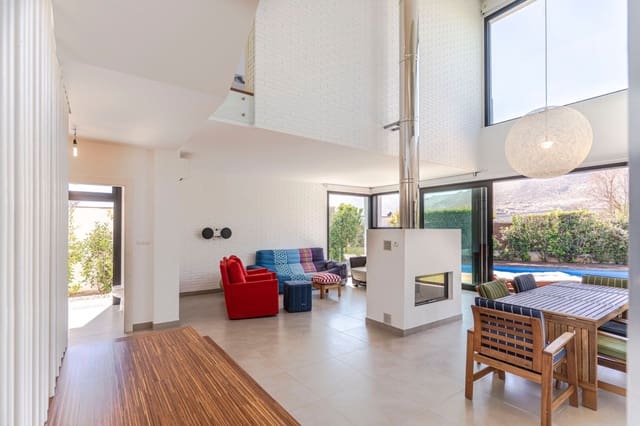 3 soveværelse Villa til salg i Loja med swimmingpool garage - € 450.000 (Ref: 9227610)