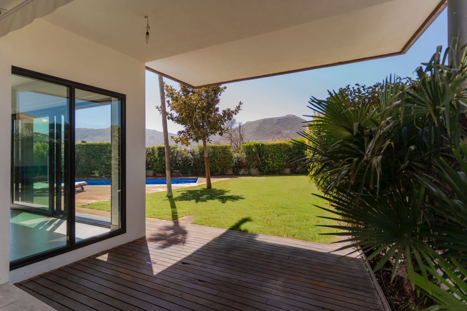 3 soveværelse Villa til salg i Loja med swimmingpool garage - € 450.000 (Ref: 9227610)