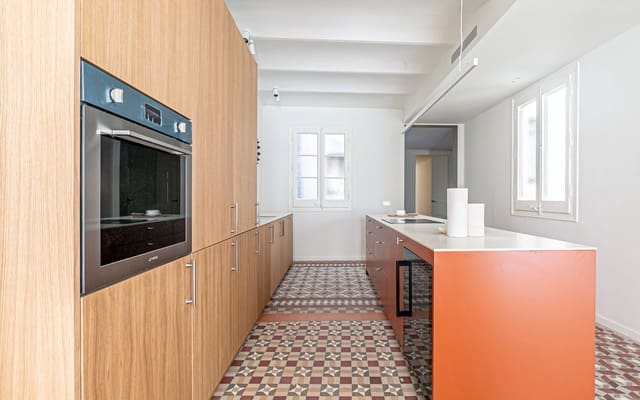 3 soveværelse Lejlighed til leje i El Barri Gòtic, Barcelona by - € 3.450 (Ref: 9344001)