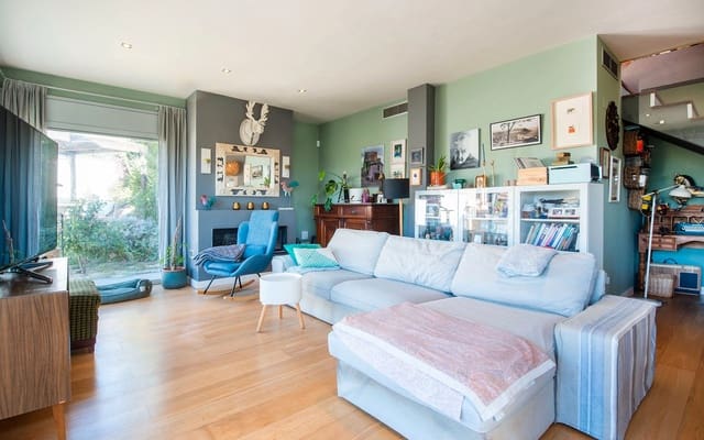 4 makuuhuone Huvila myytävänä paikassa Castelldefels mukana uima-altaan 
autotalli - 1 100 000 € (Ref: 9362866)