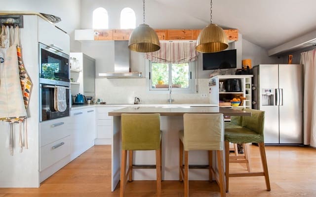 4 makuuhuone Huvila myytävänä paikassa Castelldefels mukana uima-altaan 
autotalli - 1 100 000 € (Ref: 9362866)