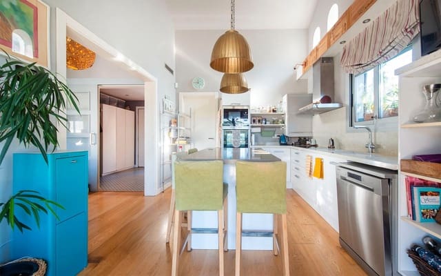 4 makuuhuone Huvila myytävänä paikassa Castelldefels mukana uima-altaan 
autotalli - 1 100 000 € (Ref: 9362866)