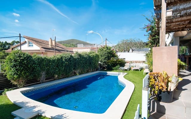 4 makuuhuone Huvila myytävänä paikassa Castelldefels mukana uima-altaan 
autotalli - 1 100 000 € (Ref: 9362866)