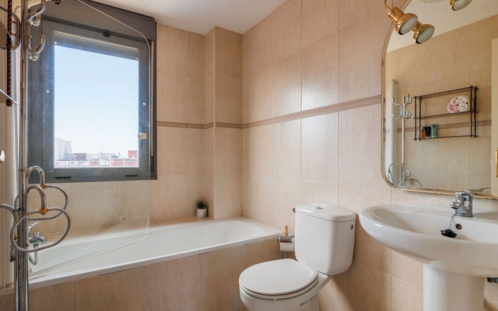 1 makuuhuone Kattohuoneisto vuokrattavana paikassa Madrid kaupunki mukana uima-altaan 
autotalli - 1 250 € (Ref: 9386035)