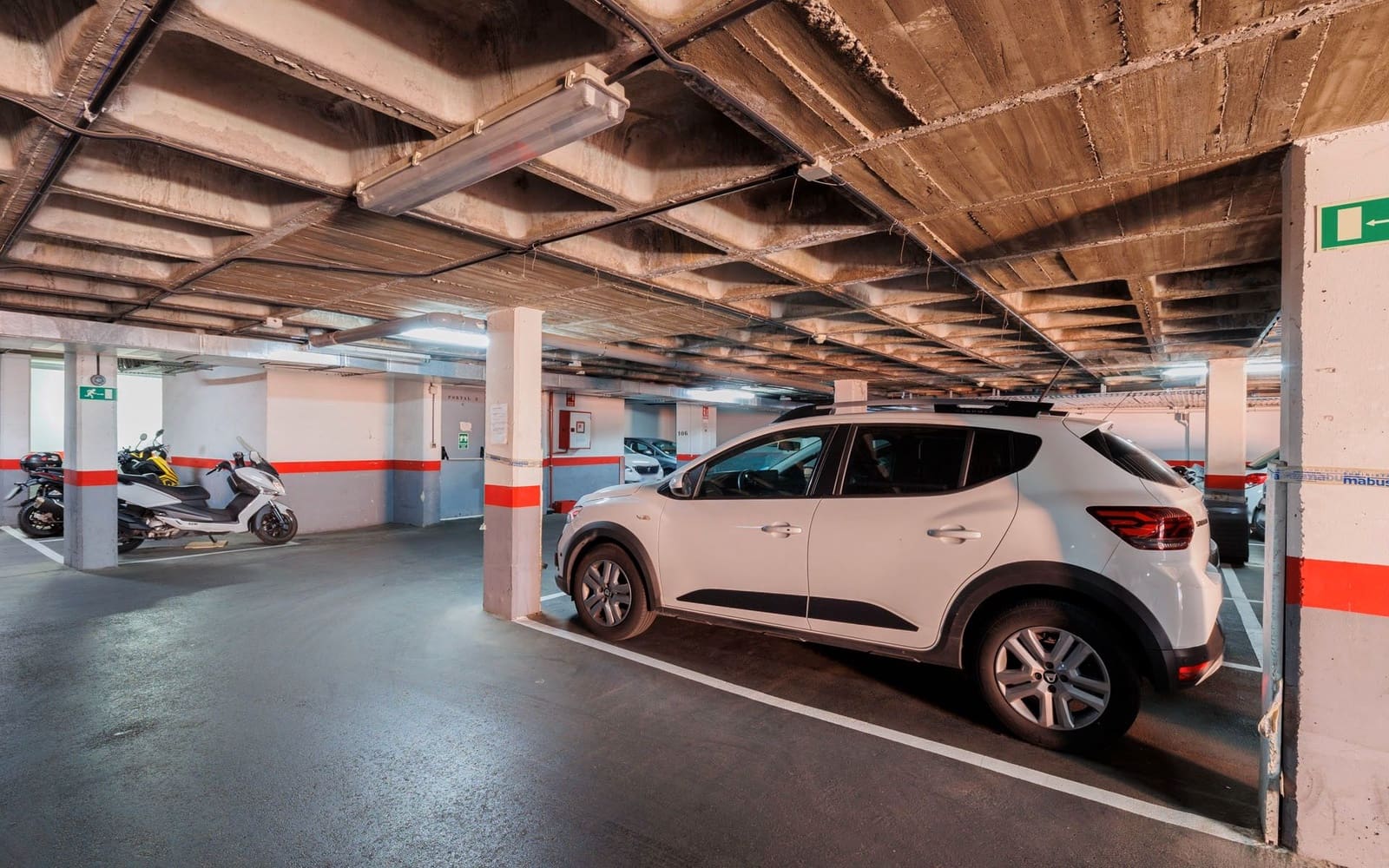 1 makuuhuone Kattohuoneisto vuokrattavana paikassa Madrid kaupunki mukana uima-altaan 
autotalli - 1 250 € (Ref: 9386035)