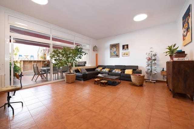 6 bedroom Villa for sale in Arenys de Mar with pool garage - € 595,000 (Ref: 9399845)