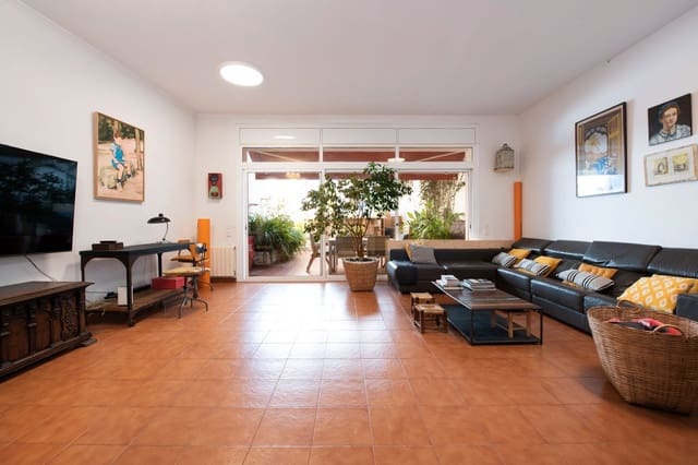 6 bedroom Villa for sale in Arenys de Mar with pool garage - € 595,000 (Ref: 9399845)