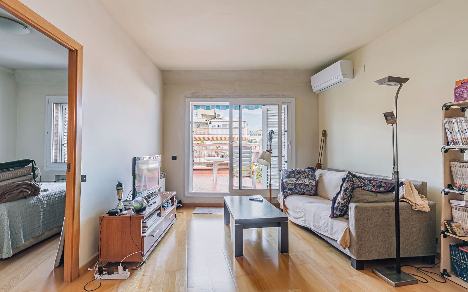 2 bedroom Penthouse for sale in Barcelona city - € 220,000 (Ref: 9417811)