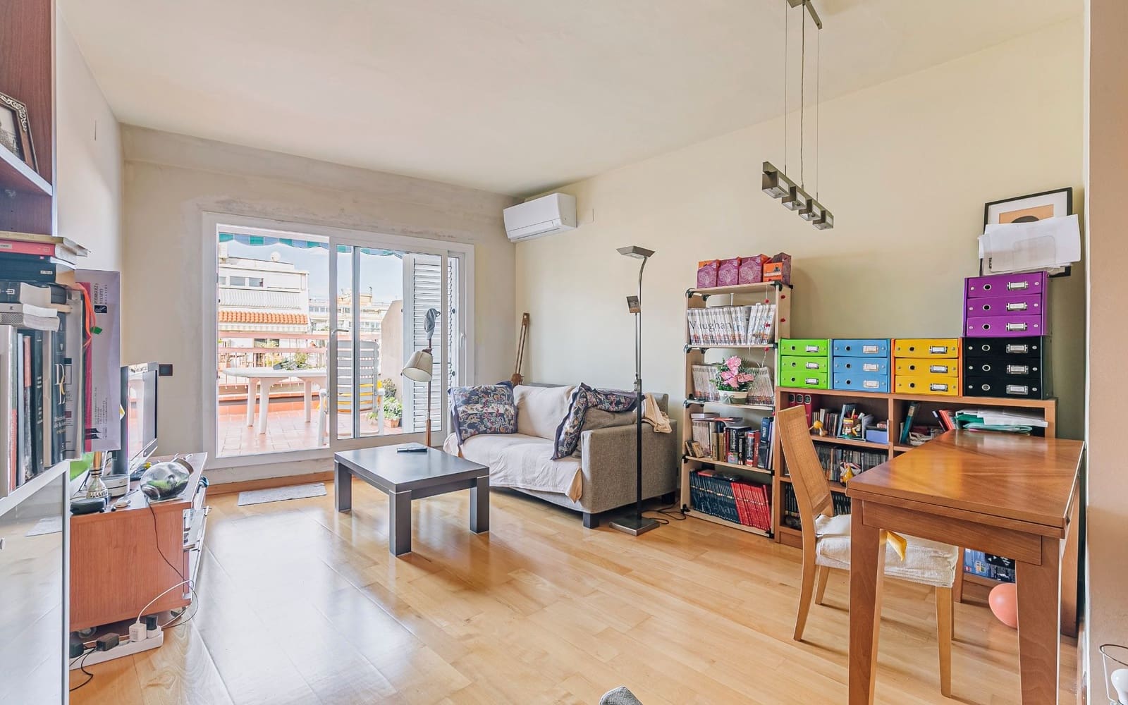 2 bedroom Penthouse for sale in Barcelona city - € 220,000 (Ref: 9417811)