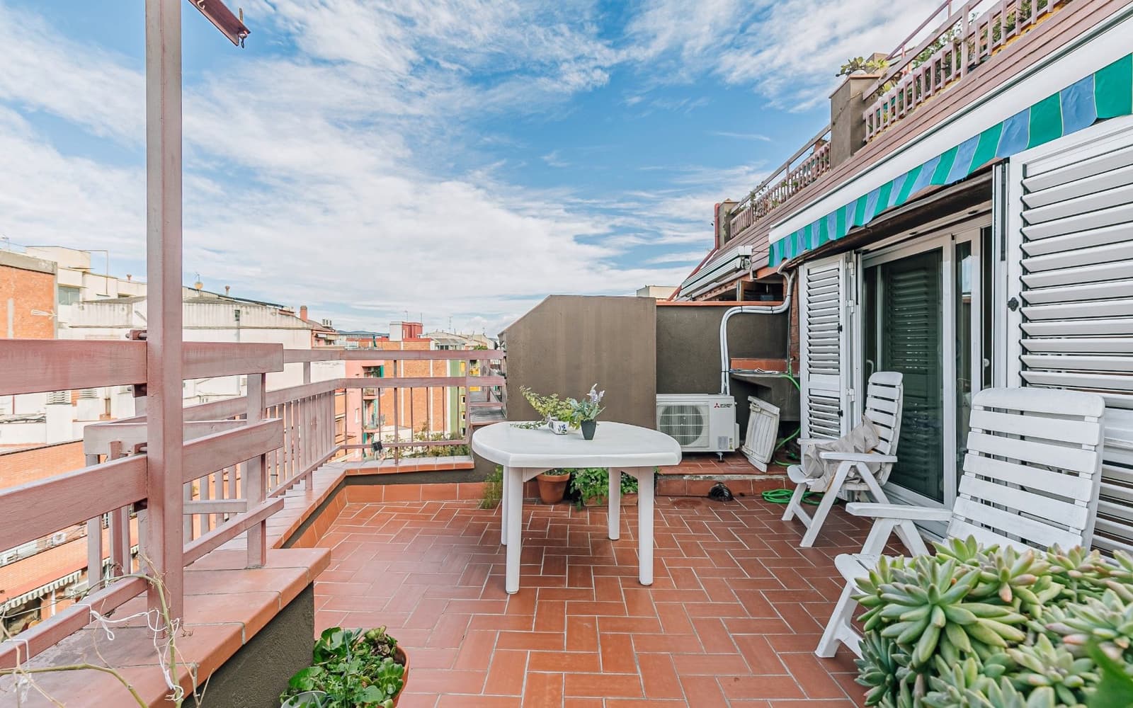 2 bedroom Penthouse for sale in Barcelona city - € 220,000 (Ref: 9417811)