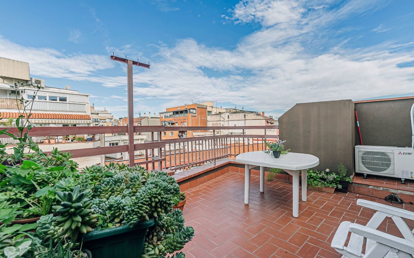 2 bedroom Penthouse for sale in Barcelona city - € 220,000 (Ref: 9417811)