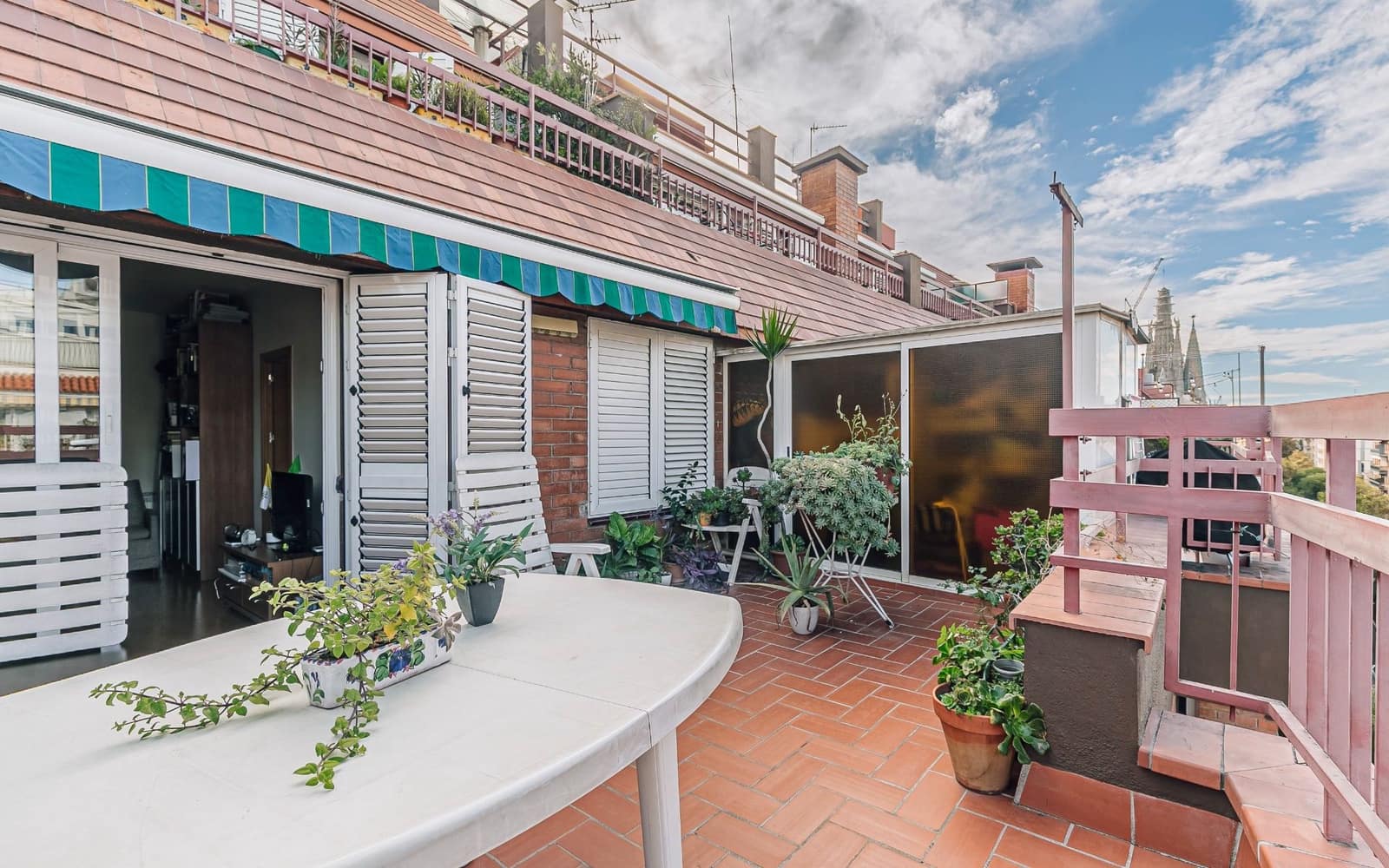 2 bedroom Penthouse for sale in Barcelona city - € 220,000 (Ref: 9417811)