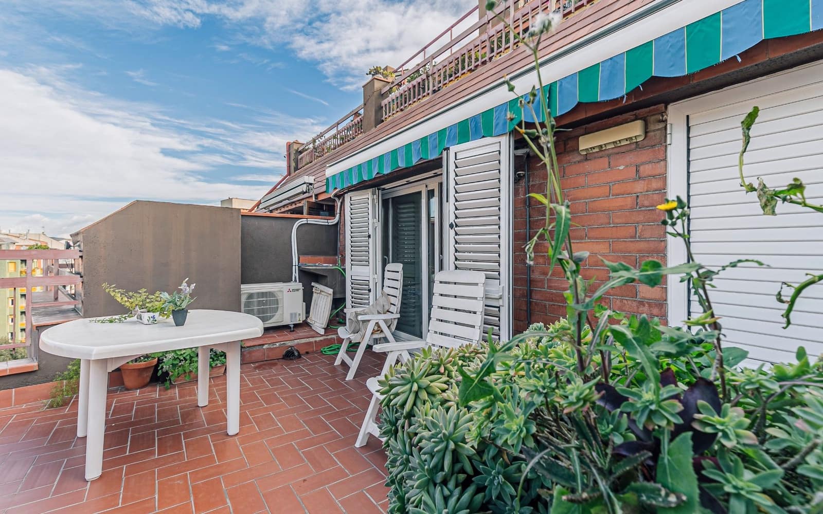 2 bedroom Penthouse for sale in Barcelona city - € 220,000 (Ref: 9417811)