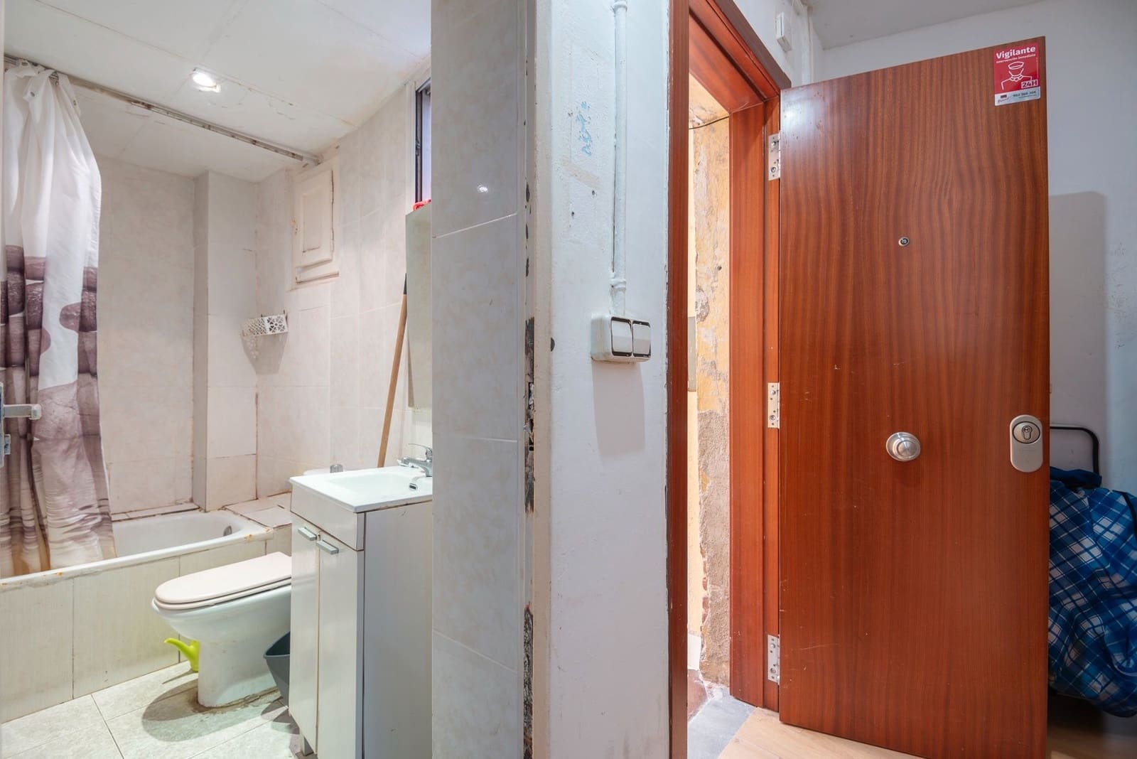 3 bedroom Flat for sale in L'Hospitalet de Llobregat - € 120,000 (Ref: 9421759)